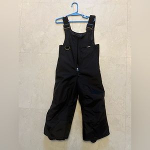Black 3T snowpants.